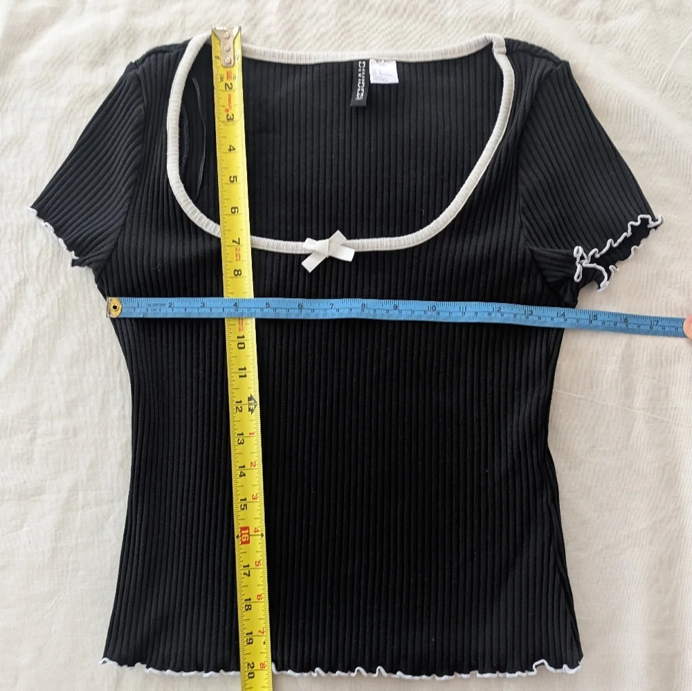 H&M Black Ribbed Top with White Trim , large fit medium - Picture 4 of 7